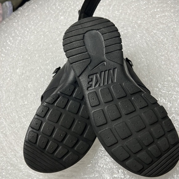 Nike - Picture 3 of 4